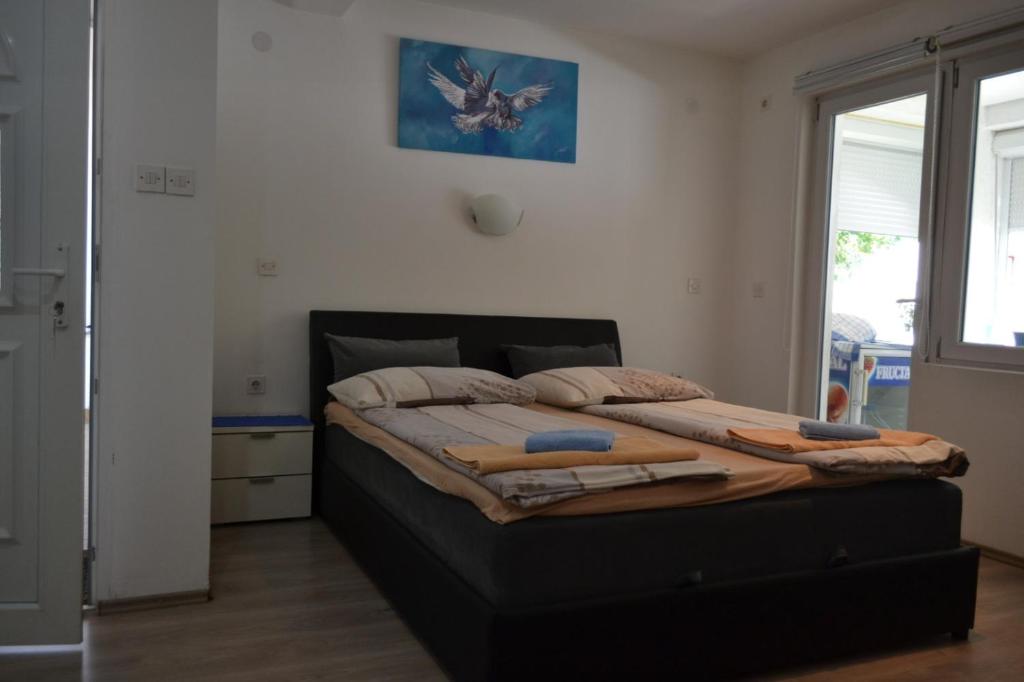 1 dormitorio con 1 cama en una habitación en Rzav, en Višegrad