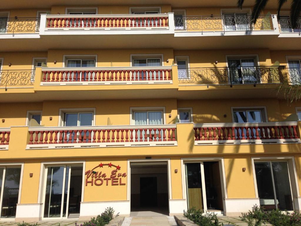 un edificio con balcones y un hotel en Villa Eva Hotel en Ventimiglia
