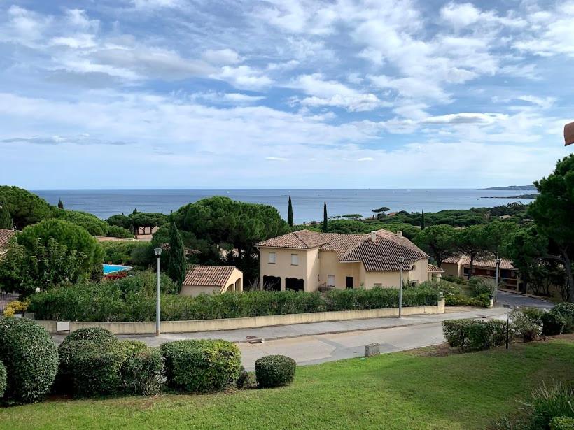 een uitzicht op een huis met de oceaan op de achtergrond bij Lumineux studio vue mer in Sainte-Maxime