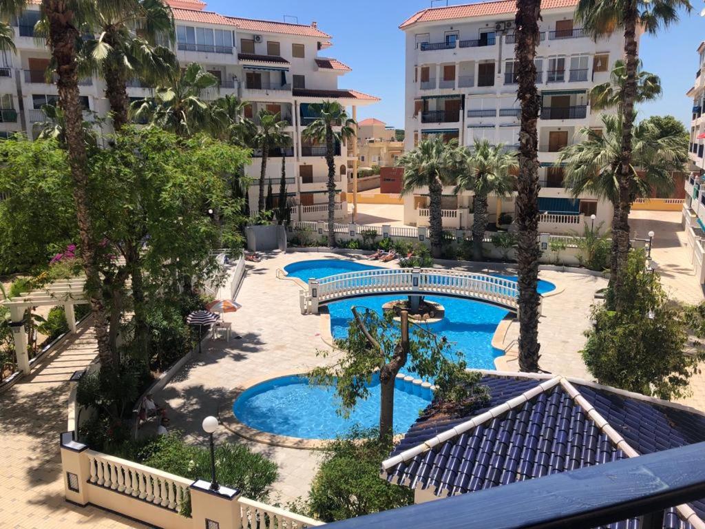 Bazén v ubytovaní Apartment near La Mata beach alebo v jeho blízkosti