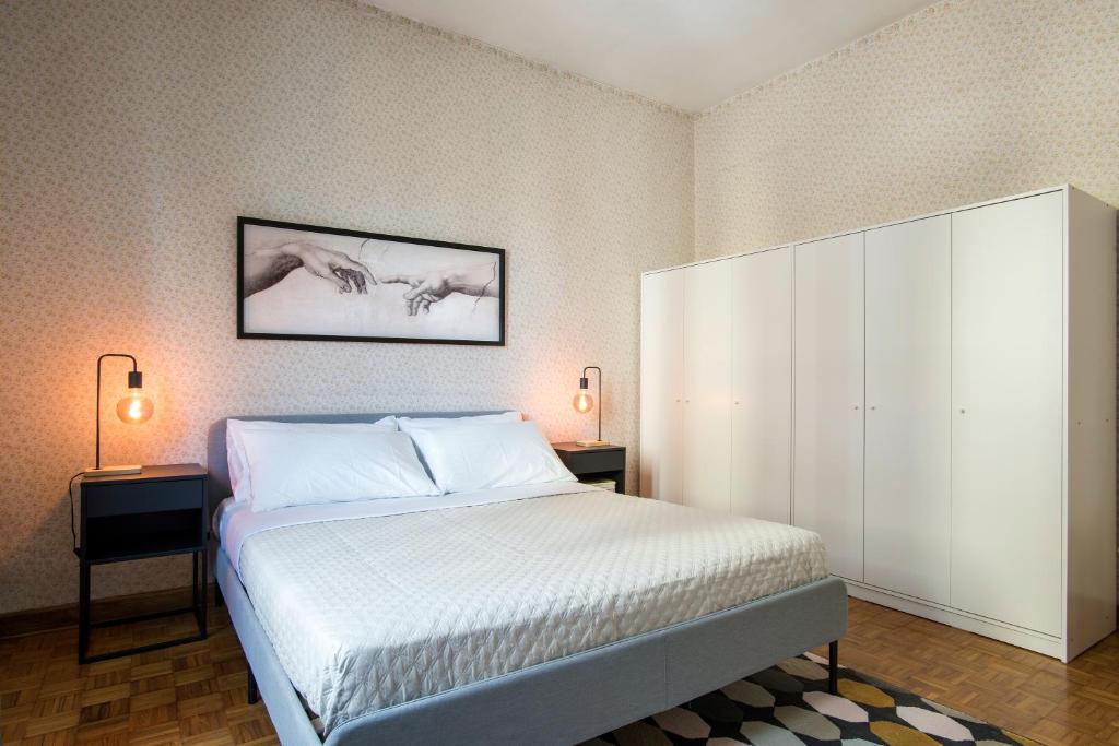 sypialnia z łóżkiem, 2 szafkami nocnymi i 2 lampami w obiekcie Art Of Living - Suite elegante nel cuore di Roma w Rzymie
