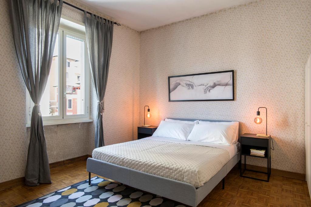 Łóżko lub łóżka w pokoju w obiekcie Art Of Living - Suite elegante nel cuore di Roma
