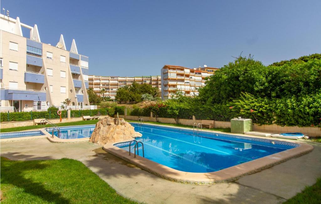 ein Schwimmbad vor einem Gebäude in der Unterkunft Cozy Apartment In La Mata, Torrevieja in La Mata