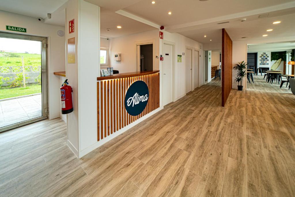 een kantoor met een hal met houten vloeren bij Alima Surf & Hotel in Ajo