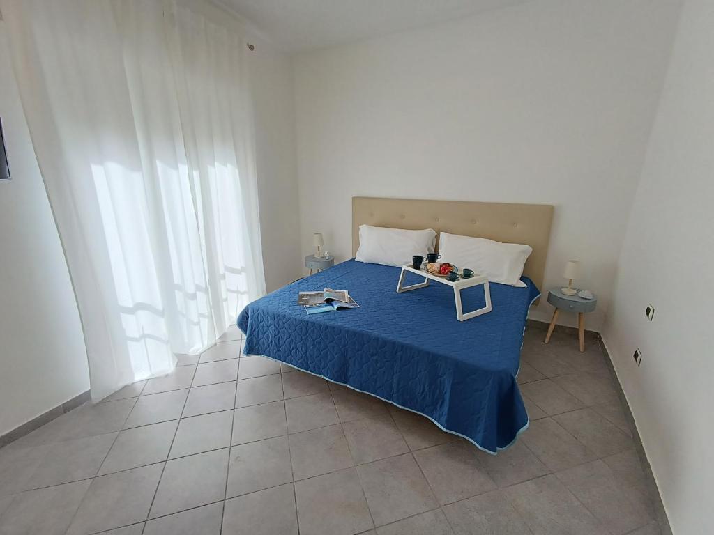 sypialnia z niebieskim łóżkiem z tacą z jedzeniem w obiekcie Maison Clemi w Sorrento