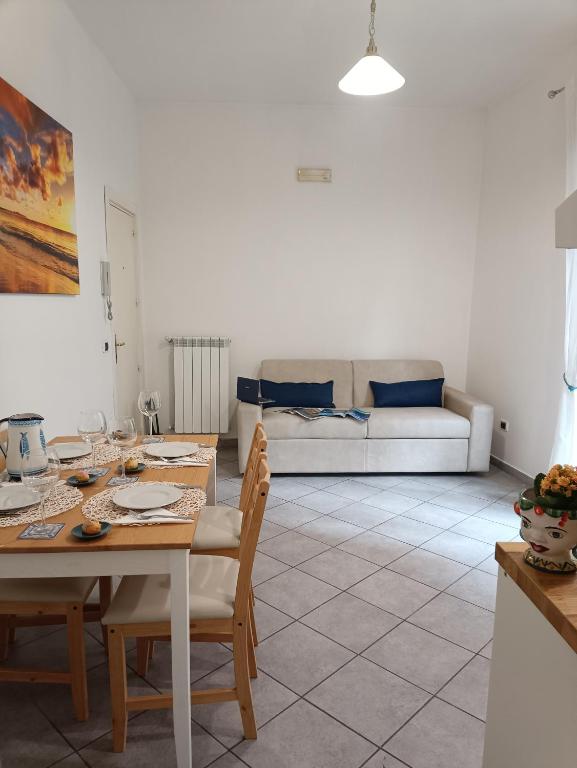 salon ze stołem i kanapą w obiekcie Maison Clemi w Sorrento