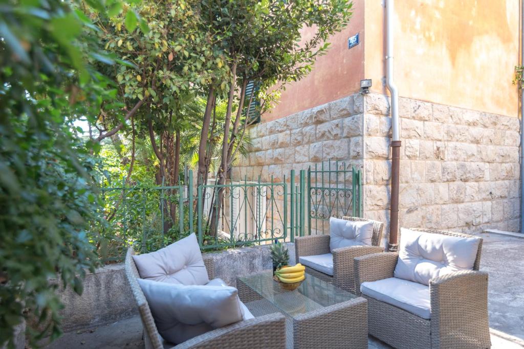 Palm garden apartment in center with big terrace, Split (updated prices