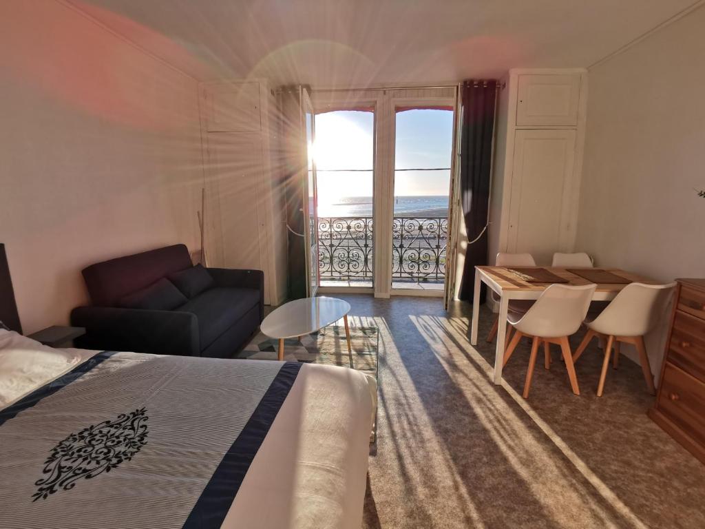 Posteľ alebo postele v izbe v ubytovaní Grand studio face à la mer