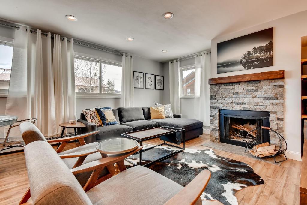 Una sala de estar con un sofá y una chimenea. en 216 Pitkin St Unit6, en Frisco