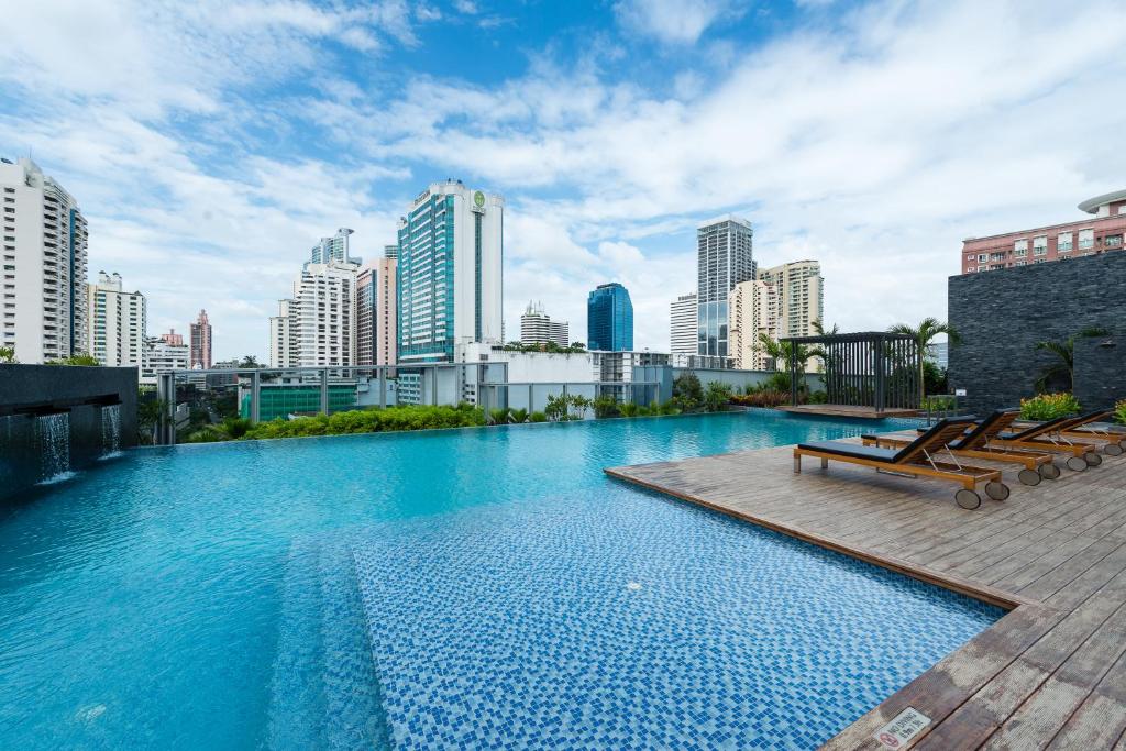 Piscina de la sau aproape de Radisson Blu Plaza Bangkok