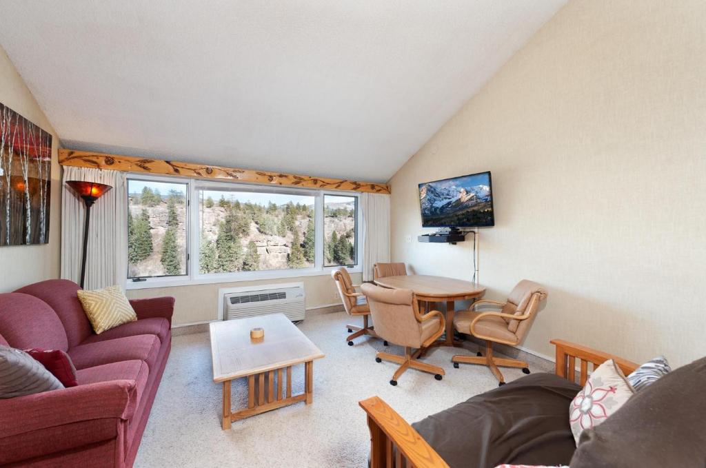 Μια τηλεόραση ή/και κέντρο ψυχαγωγίας στο Tamarron Lodge Loft 510