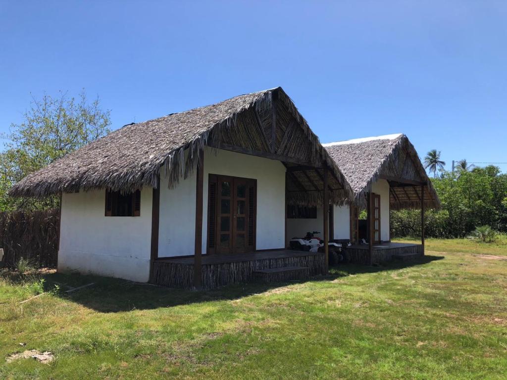 Casa pequeña con techo de paja en Tribu Chales Atins en Atins