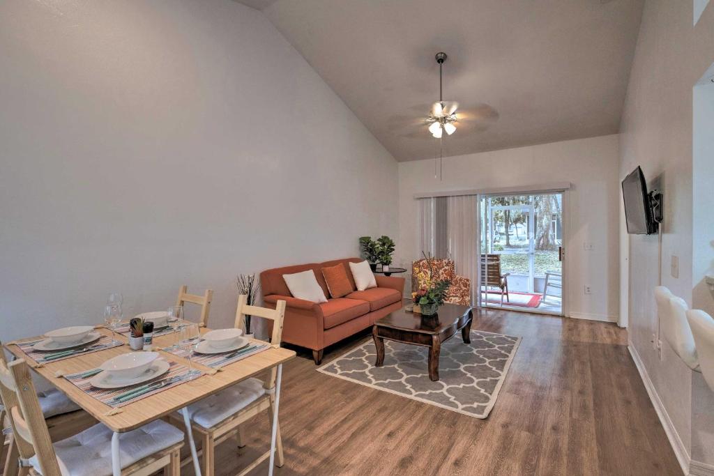 Cozy Gainesville Condo Near Shopping and Dining في غاينيسفيل: غرفة معيشة مع طاولة وأريكة