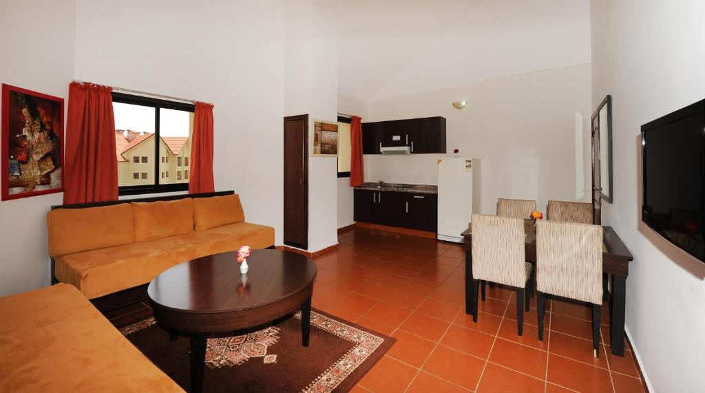 een woonkamer met een bank en een tafel bij Farah Inn Ifrane in Ifrane