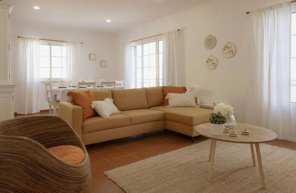 uma sala de estar com um sofá e uma mesa em Casa da Lota 1º em Manta Rota