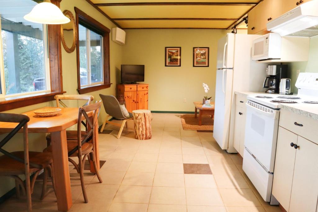 2mins to Town, AC & Sauna, Self Check-in, Full Kitchen, Free Laundry & Parking, Family Pet Friendly, Comfortably Sleeps Up To 10 - Suite With Mountain View