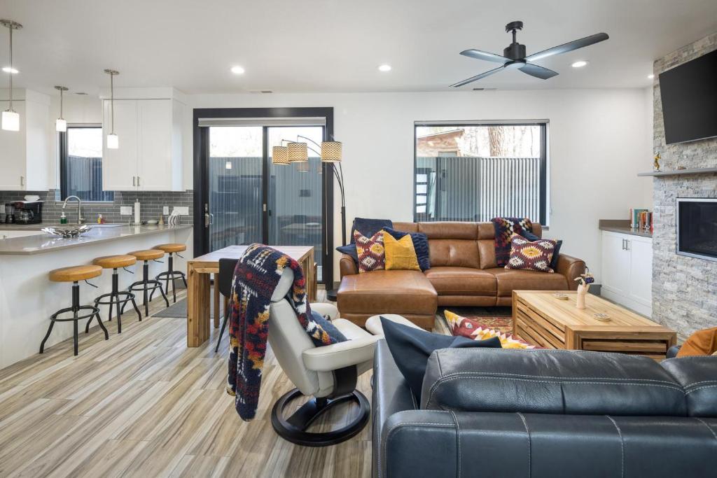 un soggiorno con un divano e un tavolo di 246 E 200 South Unit 6 a Moab