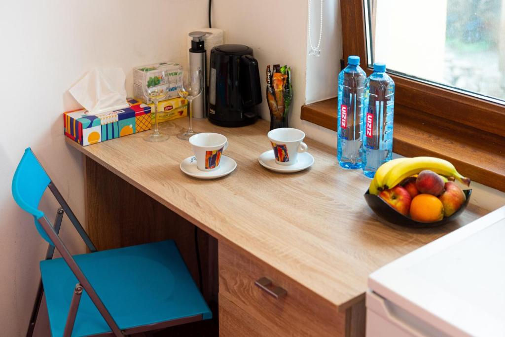 Příslušenství pro přípravu čaje a kávy v ubytování Center Walking Apartment and Room