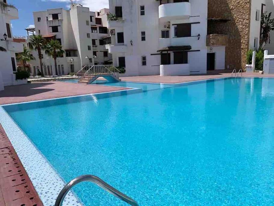 Kolam renang di atau dekat dengan superbe appartement en complexe avec piscine
