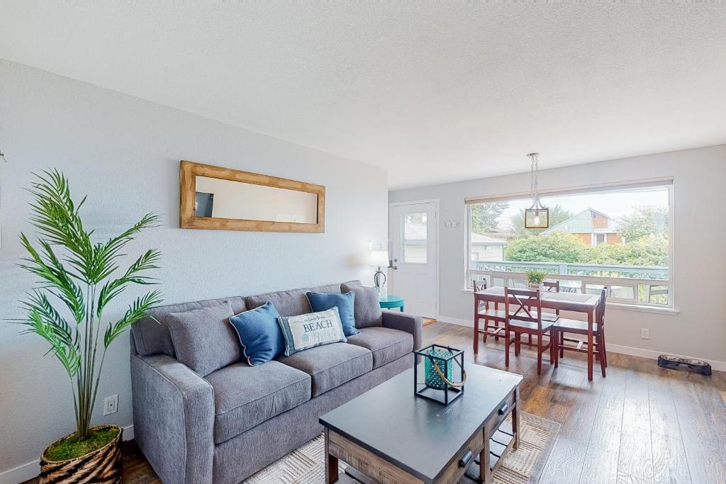 sala de estar con sofá y mesa en Tides Out Loft, en Suquamish