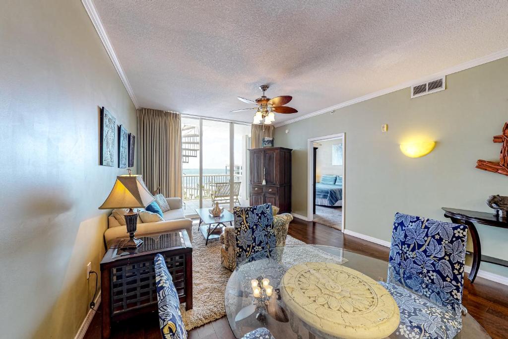 sala de estar con mesa y sillas en Destin West Resort - Bayside Pelican PH5, en Fort Walton Beach