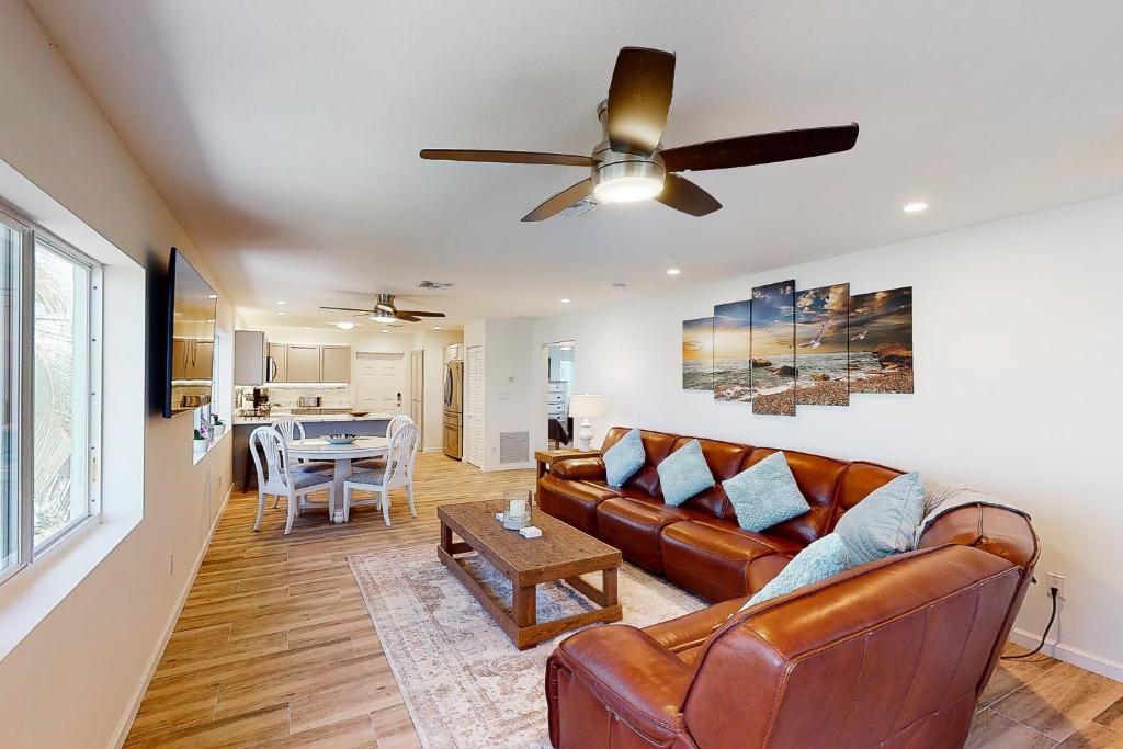 - un salon avec un canapé et un ventilateur de plafond dans l'établissement Sunset Villa, à Big Pine Key