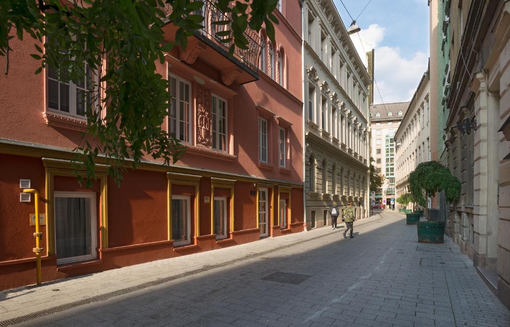 ブダペストにあるバスティオン ホテル ブダペストの建物のある街の空き道