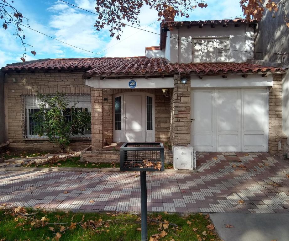 ein kleines Backsteinhaus mit Garage in der Unterkunft Vivi San Rafael, centrico, con cochera in San Rafael