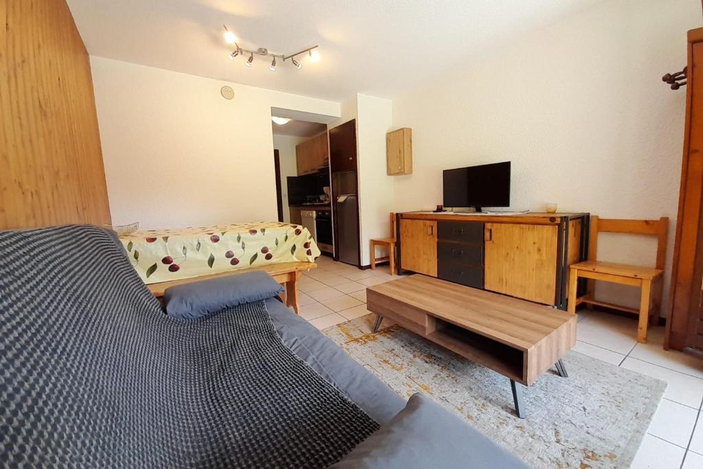sala de estar con cama y TV en Apartment on the slopes, en La Clusaz