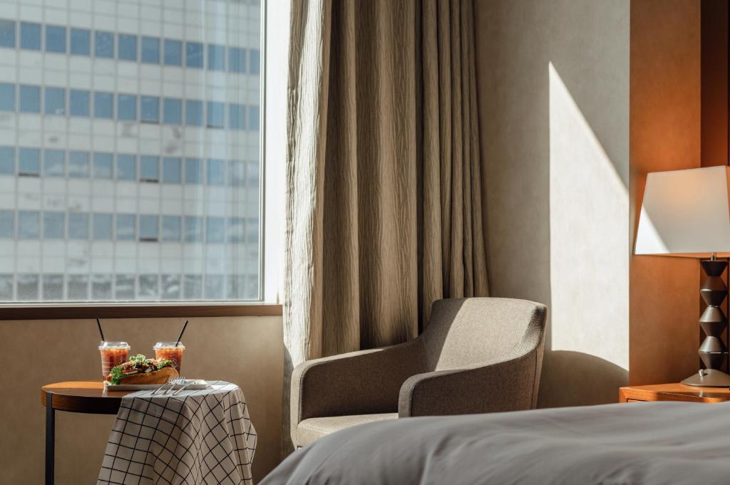Postel nebo postele na pokoji v ubytování LOTTE City Hotel Myeongdong