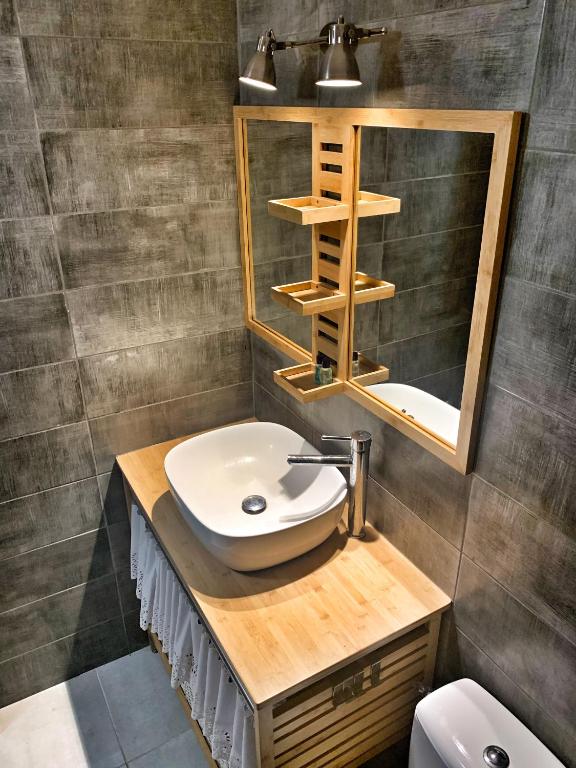 Koupelna v ubytování Appartement Duplex climatisé avec wi-fi - plage Pointe Marin à pieds, récemment rénové
