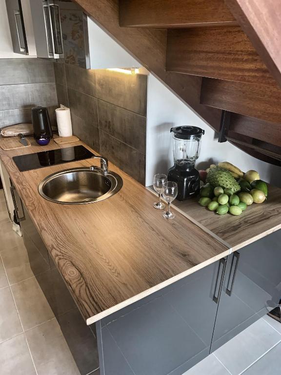 Kuchyň nebo kuchyňský kout v ubytování Appartement Duplex climatisé avec wi-fi - plage Pointe Marin à pieds, récemment rénové