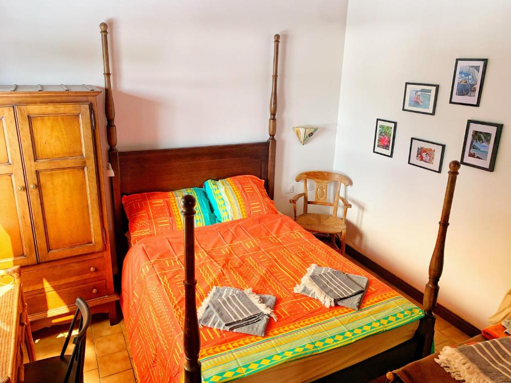 Postel nebo postele na pokoji v ubytování Appartement Duplex climatisé avec wi-fi - plage Pointe Marin à pieds, récemment rénové