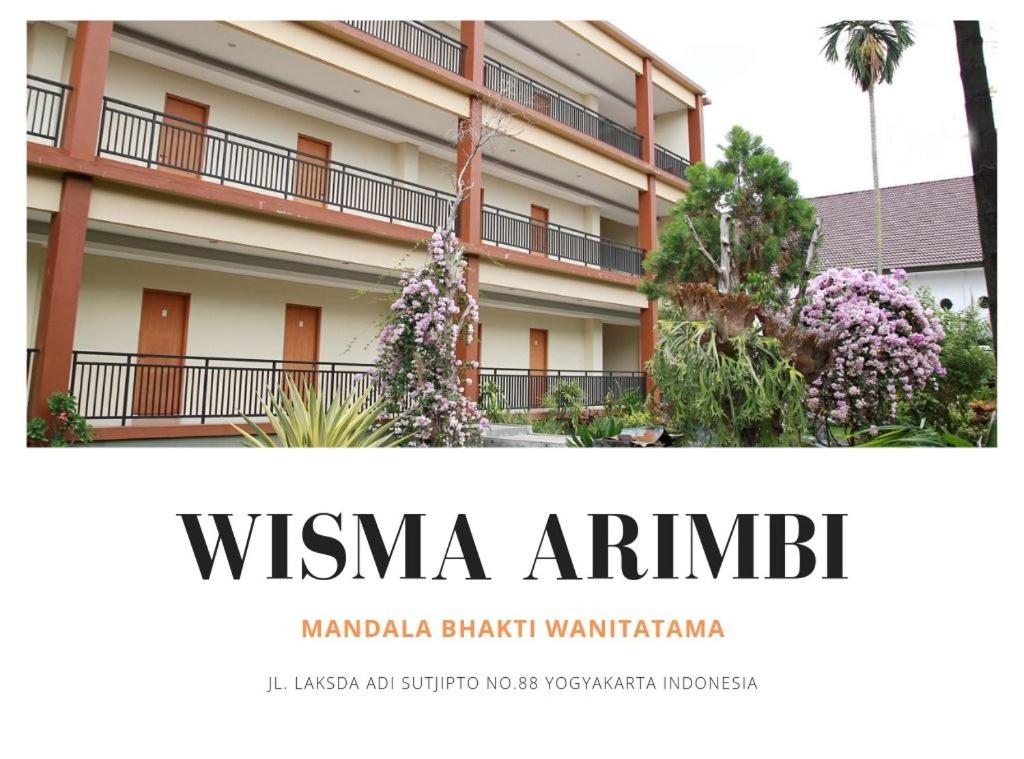 uma imagem de um edifício com as palavras wixma arushaadal tijolo garantia em Wanitatama Villas em Demangan