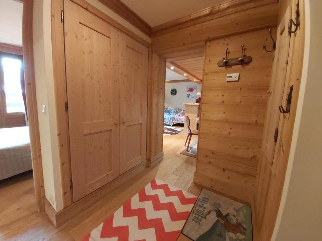 a room with a wooden door and a rug at Appartement Val-d'Isère, 2 pièces, 4 personnes - FR-1-518-100 in Val-d'Isère