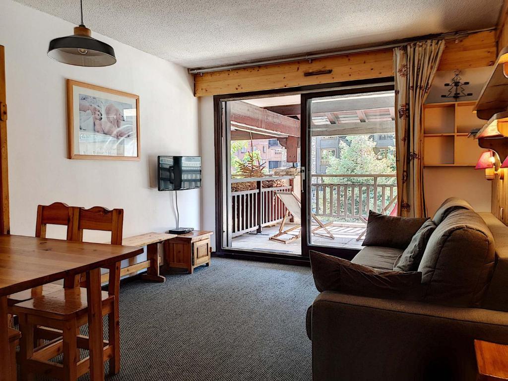un salon avec un canapé et une table ainsi qu'une salle à manger dans l'établissement Studio Cabine Confortable, Central, Balcon Sud, 3 min des Pistes - FR-1-518-121, à Val dʼIsère