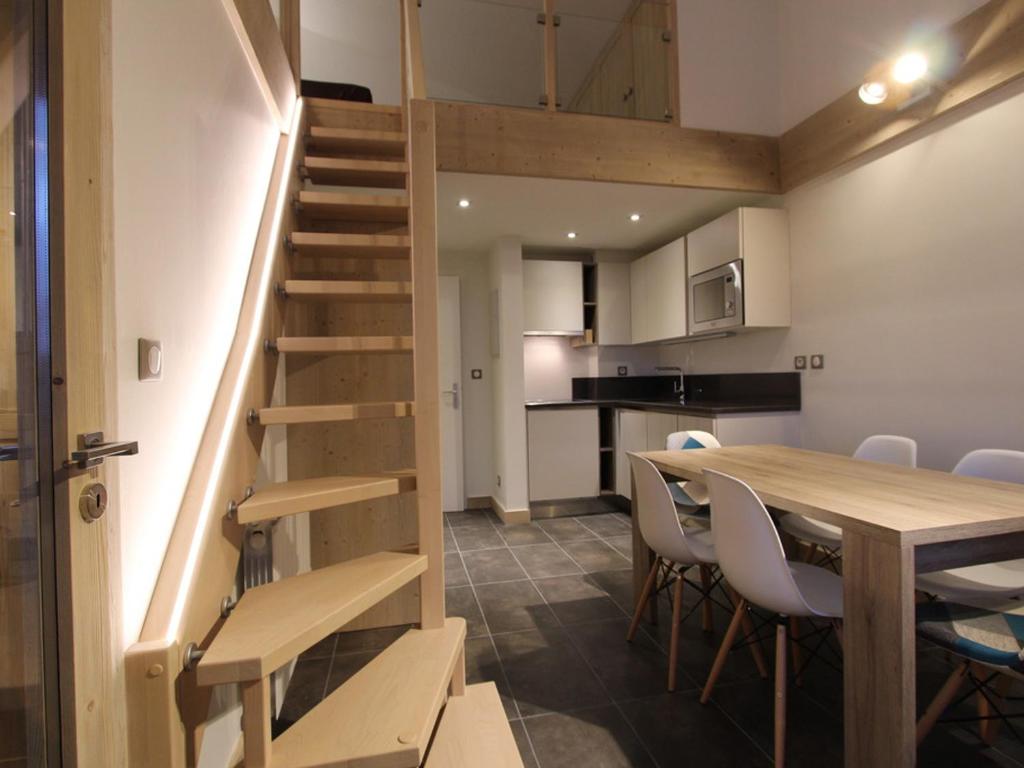 Kuchyňa alebo kuchynka v ubytovaní Studio rénové avec mezzanine, balcon, à 10 min des pistes – Val-d'Isère Centre - FR-1-518-123