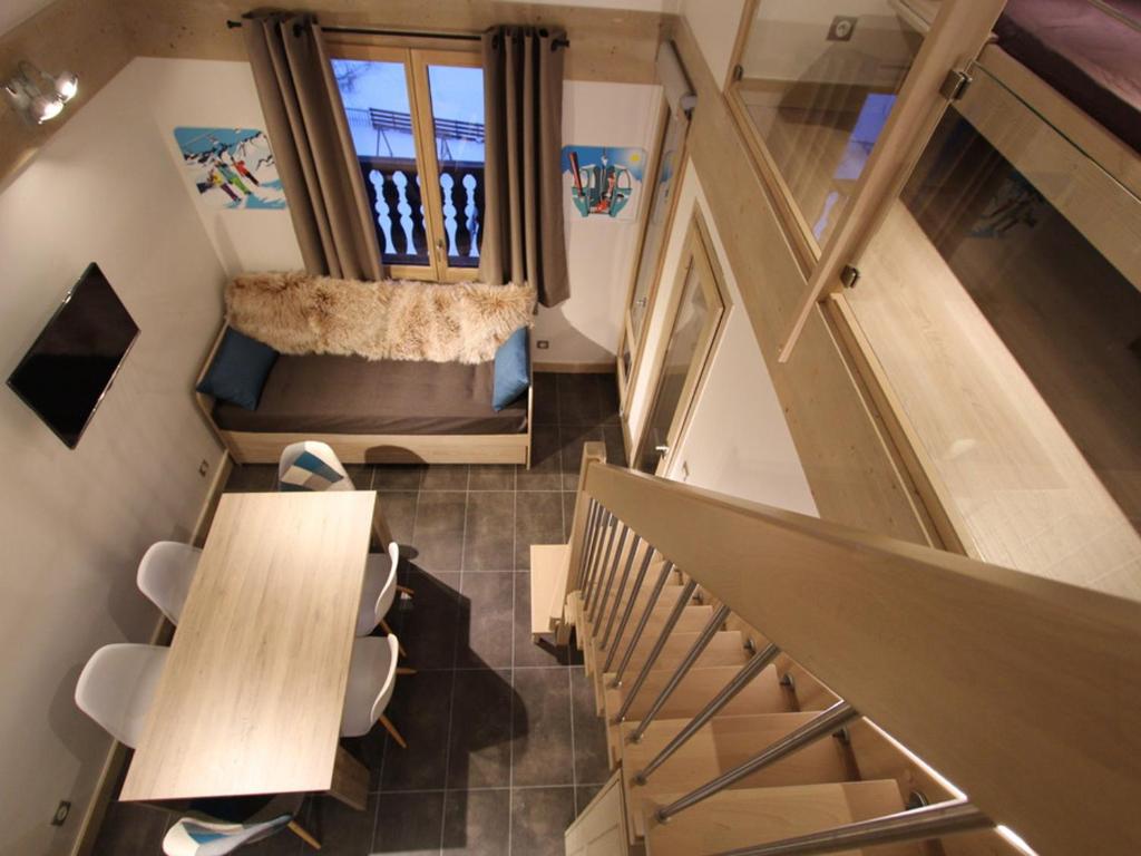 Posedenie v ubytovaní Studio rénové avec mezzanine, balcon, à 10 min des pistes – Val-d'Isère Centre - FR-1-518-123