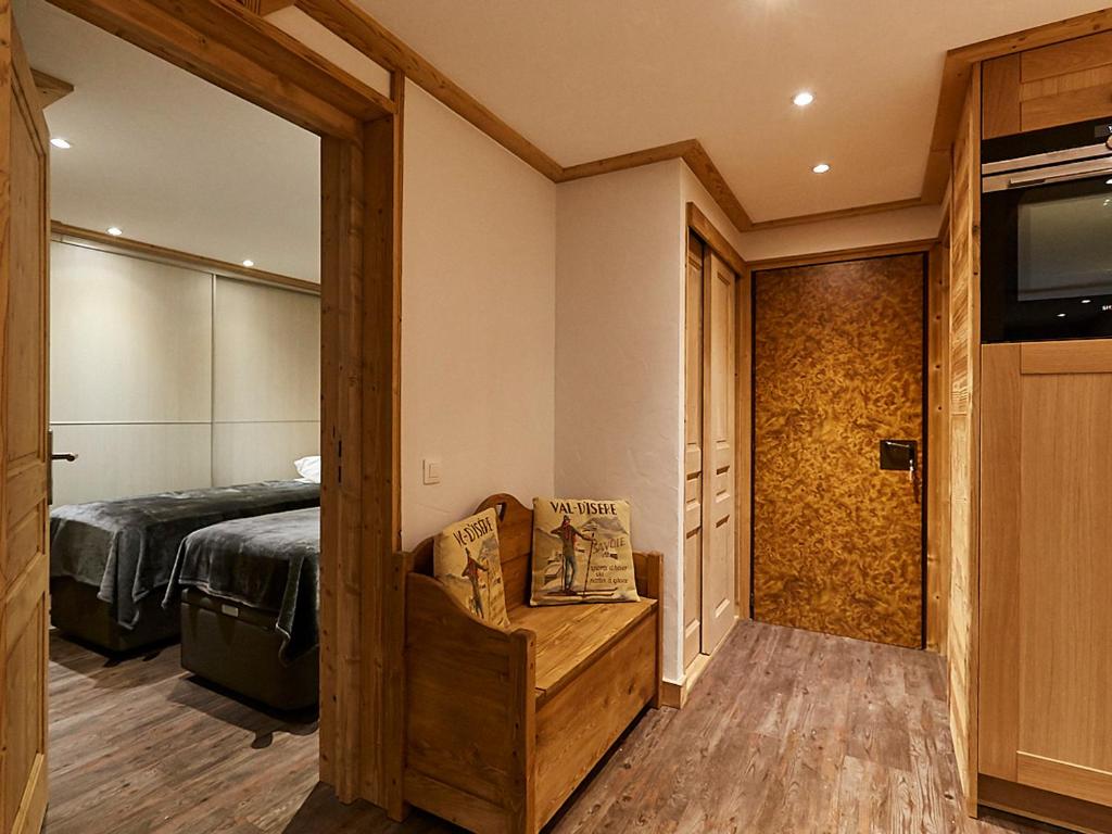 Posteľ alebo postele v izbe v ubytovaní Appartement Grand Standing 4* Centre Val-d'Isère, 54m², 4 pers, Balcon aménagé, Casier à Ski - FR-1-518-86