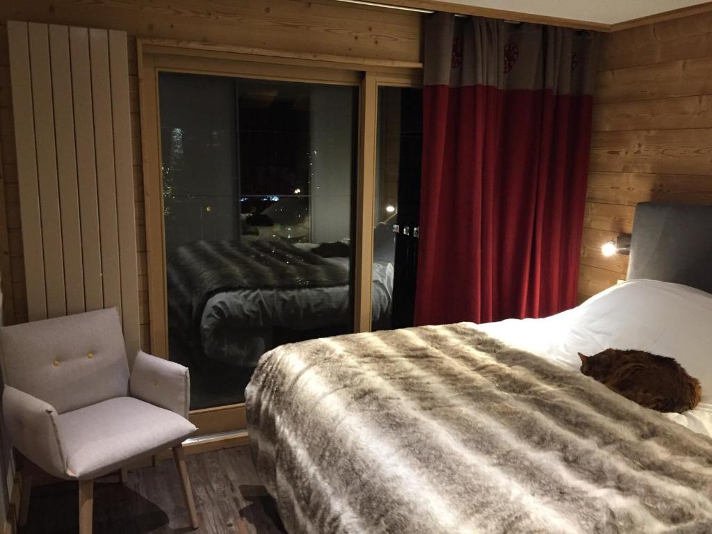 Posteľ alebo postele v izbe v ubytovaní Appartement Grand Standing 4* Centre Val-d'Isère, 54m², 4 pers, Balcon aménagé, Casier à Ski - FR-1-518-86