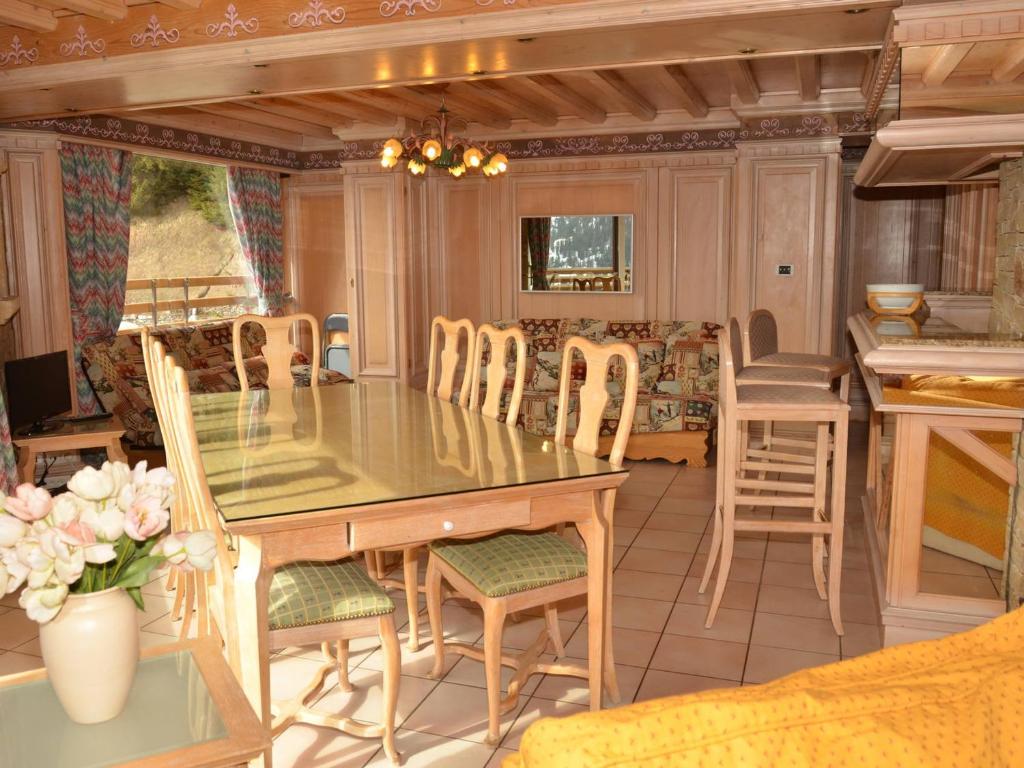 een eetkamer met een tafel en stoelen bij Appartement Flaine, 4 pièces, 10 personnes - FR-1-425-118 in Flaine