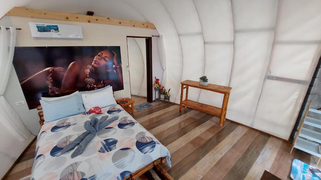 Postel nebo postele na pokoji v ubytování Shenanigans Glamping Resort