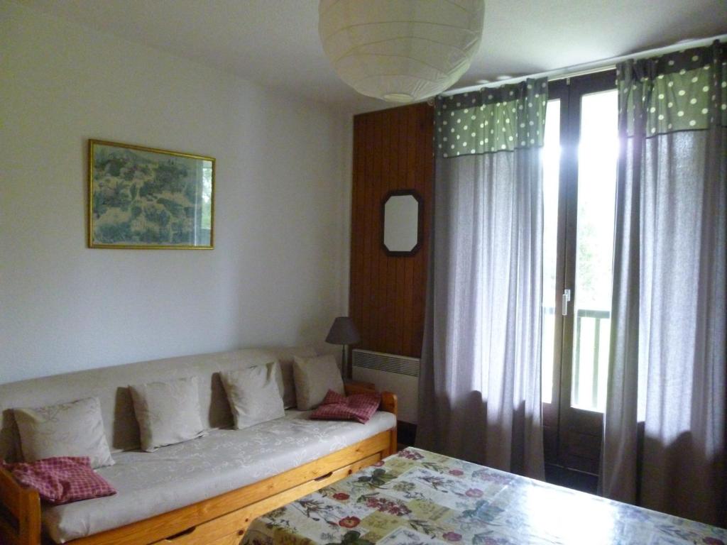 ein Wohnzimmer mit einem Sofa und einem Fenster in der Unterkunft Studio Flaine, 1 pièce, 4 personnes - FR-1-425-174 in Flaine