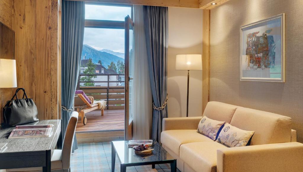 Nespecifikovaný výhled na hory nebo výhled na hory při pohledu z hotelu