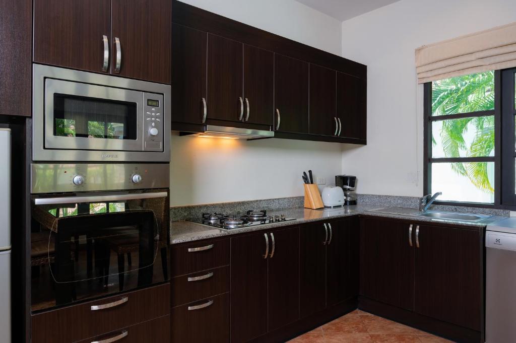 Kuchyň nebo kuchyňský kout v ubytování Orchid Paradise Homes OPV 05