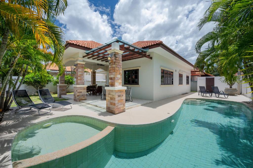 Bazén v ubytování Orchid Paradise Homes OPV 05 nebo v jeho okolí