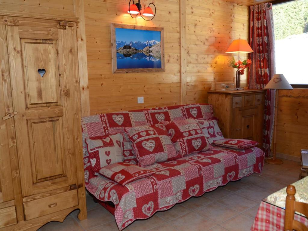 um quarto com uma cama num chalé de madeira em Studio Flaine, 1 pièce, 4 personnes - FR-1-425-178 em Flaine