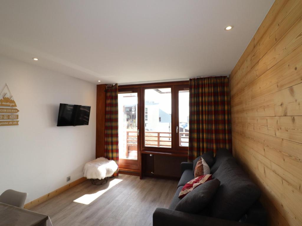 un soggiorno con divano e finestra di Appartement Tignes, 2 pièces, 6 personnes - FR-1-502-290 a Tignes