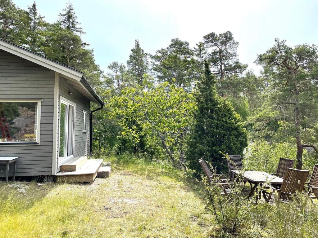 ein Haus mit einem Picknicktisch und Stühlen im Hof in der Unterkunft Holiday home UDDEVALLA XXVIII in Uddevalla