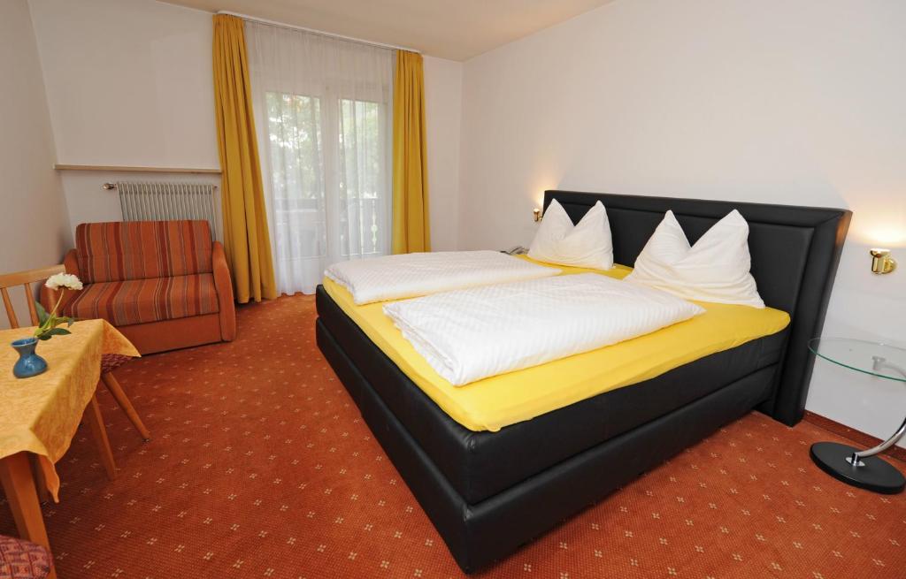 Postel nebo postele na pokoji v ubytování Hotel Pension Schweitzer